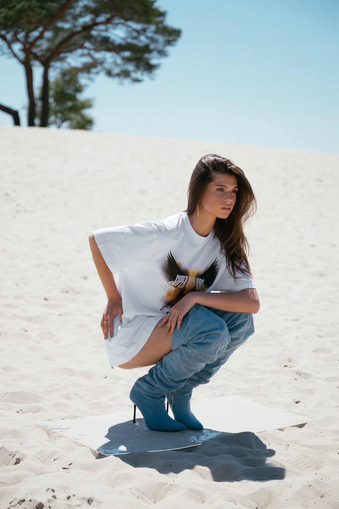 T-Shirt 'Highest in the Room' wit met geel